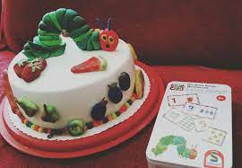 Den letzten schliff für ihre kleinen irgendjemandes zerschlagen kuchen! Raupe Nimmersatt Alinas Backzauber