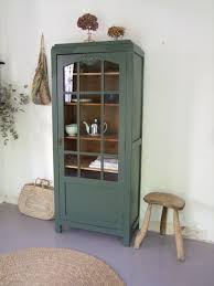 Le Petit Cabinet Des Annees 50 Il Offre Une Grande Capacite De Stockage Mobilier De Salon Meuble Vintage Relooking Armoire