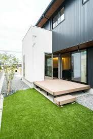 芝への上り下りがラクラクな２段組みのウッドデッキ アプローチから庭への境には グリーンのアクセント ルポハウス 設計士とつくる家 注文住宅 デザインハウス 自由設計 マイホーム 家づくり 施工事例 滋賀 おしゃれ ウッドデッキ 芝 グリーン 家の