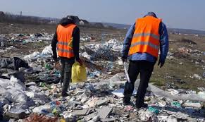 Alertă de scăpări masive de gaze în craiova, cu final neaşteptat. Amenzi Pentru Gunoiul De Pe Balta CraioviÈ›a Garda De Mediu Apel CÄƒtre Craioveni FilmaÈ›i Sau FotografiaÈ›i MaÈ™inile Din Care Se AruncÄƒ DeÈ™euri Stiri Din Craiova Si Oltenia