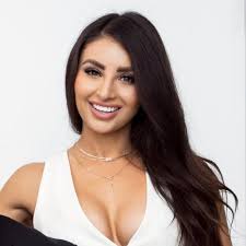 Yesenia Magana's Instagram, Twitter & Facebook