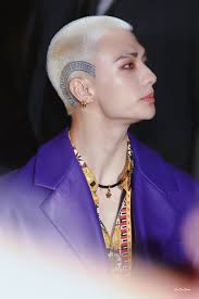 Versace global Brand Ambassador #Hyunjin drives the crowd wild as he makes  a Superstar arrival at the Versace show, rocking the coolest  outfit!👏📸🌟🤩🕺✍️👥👤🕍🇮🇹🔥👑💜 #HyunjinxVersaceFW25 #Hyunjin_MFW25  https://x.com/WORLDMUSICAWARD/status ...