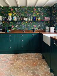 At Home With Interior Designer Sophie Robinson Her Bright And Cheery Hallway Has Dramatic B Interieur De Cuisine Interieur Maison Interieur Moderne De Cuisine