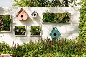 La récupération d'objets ou de matériaux est un très bon moyen de créer une décoration personnalisée. 15 Idees De Recup Insolites Pour Decorer Son Jardin Magazine Avantages