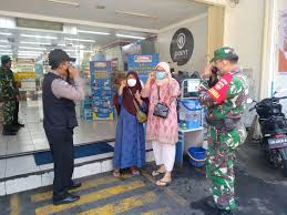 Dprd kabupaten lampung tengah merupakan lembaga perwakilan rakyat daerah yang berkedudukan sebagai unsur penyelenggara pemerintahan daerah. Babinsa Purwosari Komsos Dengan Pegawai Indomaret Tukang Becak Dan Warung Makan Ini Tujuannya Lampungvisual Com