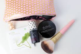 On applique ensuite une base. Mes Trois Astuces Pour Un Maquillage Longue Tenue Et Qui Resiste A La Chaleur Peek A Booo