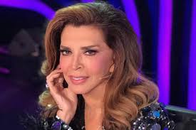 Διαχρονικά παρούσα στο θέατρο, με πολλούς φίλους και άλλους τόσους εχθρούς, συνεχίζει μια πορεία που αλλιώς ξεκίνησε κι αλλιώς εξελίσσεται. Mimh Ntenish Sthn Ellada Oi Antres Den Me Flertaroyn Sto E3wteriko Omws Poly Video Newsbreak