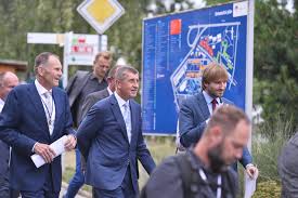 Ze se k jejich svatbe schyluje bylo jasne uz od cervna kdyz byli vyfoceni pri romanticke prochazce v zoo s prstynky na rukou. Adam Vojtech Vikendova Svatba S Krasnou Olgou Prozradil To Andrej Babis Blesk Cz