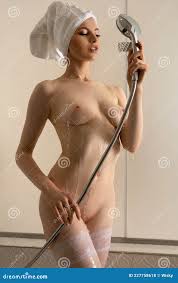 Mulher Nua E Atraente Sensual Tomando Banho No Banheiro Foto de Stock -  Imagem de perfeito, encarregado: 227758618