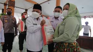 Akan tetapi lapangan pekerjaan yang tersedia sangat minimsekali sehingga pengangguran masih meraja lela. Terdampak Ppkm 77 Ribu Warga Situbondo Digelontor Bantuan Sosial Suara Malang