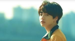 Bts die aufregung der fans hat sich nach angeblichen verdächtigen aktivitäten zu sorgen gewandelt jungkook's apple music und spotify. Jungkook Youngest Bts Member Proves He S One Of The Most Popular Artists Now By Eating An Apple Econotimes