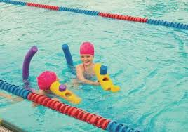 Der richtige schwimmkurs bis zum freischwimmer viele badeunfälle passieren allein deswegen, weil der nachwuchs nicht richtig schwimmen gelernt hat: Ab Welchem Alter Kleinkinder Schwimmen Lernen Konnen