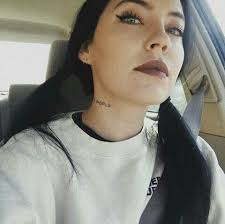 Bishop Briggs White Flag Song Bishop Briggs Sarah Grace Mclaughlin Bishop Briggs Singer Music Artists