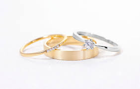 El oro amarillo generalmente está conformado por oro, zinc y cobre, lo cual le da la tonalidad amarilla. No Sabes Como Combinar Anillos De Boda Hoy En Espacio Novias