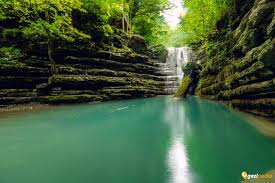 2 km uzunluğundaki bir vadi içinde birbiri ardına sıralanmış 28 tane irili. Erfelek Selalesi Tanitimi