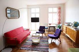 These sentences come from external sources and may not be. Modern Eingerichtetes Wohnzimmer Mit Farbakzenten In Rot Und Lila Wohnung In Berlin Berlin Apartment Wohnung Ideen Fur Wg Zimmer Altbau Wohnzimmer
