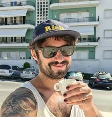 Contudo, há quem acuse diogo faro de hipocrisia e de ter participado numa festa, na passagem de ano, com mais de uma dezena de pessoas. Diogo Faro On Twitter Eu A Beber Cafe No Meu Bairro Casualmente A Porta Do Meu Vizinho