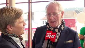 Eyvind hellstrøm forsøker å gjøre truls svendsen om til en mester på kjøkkenet. Eyvind Hellstrom Trives Som Bonuspappa Et Lyspunkt