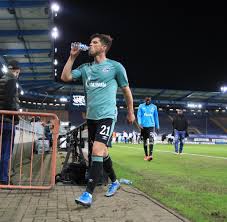 Natürlich gehört schalke 04 auch zu den 16 vereinen, die 1963 in die erste bundesligasaison starten, doch in den ersten zehn jahren spielen die knappen meist gegen den abstieg. Abstieg Mit Schalke 04 Verliert Die Liga Ihre Emotionalste Marke Welt