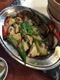 Yong tau fu ialah sejenis hidangan sup cina hakka yang kerap didapati di singapura dan malaysia. Hakka Yong Tau Foo å®¢å®¶é…¿è±†è… Guai Shu Shu
