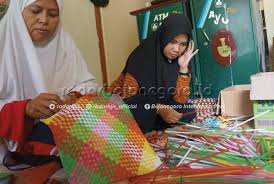 Cara membuat kerajinan dari plastik sedotan yang mudah. Sri Aini Pembuat Tikar Berbahan Sedotan