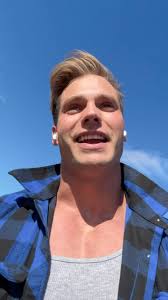 DO IT!!!! GO TO THE GYM AND FEEL BETTER! Like… NOW 💪🏼🏋🏼‍♂️