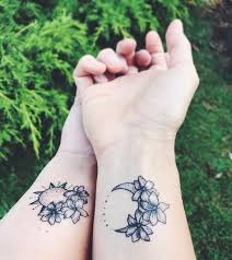 20 Tatouages Trop Mignons Qui Celebrent L Amour En 2020 Tatouages Bff Tatouage Soeurs Soleil Tatouage
