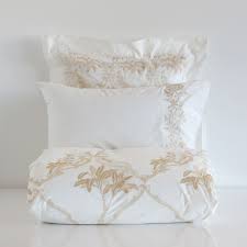 Biancheria per la camera da letto e per il bagno, complementi d'arredo per la zona living, originali e di qualità. Catalogo Zara Home Collezione Autunno Inverno 2015 2016