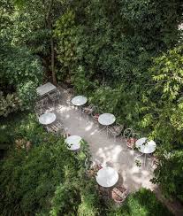 Le Jardin De L Hotel Au Plein Cœur De Montmartre La Campagne Au Bout De La Rue Alors Vous Venez Quand Parijs