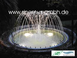 Fur Den Alten Betonring Wurde Ein Formpond Becken In Weiss Angefertigt Und Mit Einem Edelstahldusenring Und Warmweis Springbrunnen Wasser Im Garten Wasserbecken