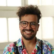 Francisco Javier Olea y su libro “100 mujeres mirando al frente”