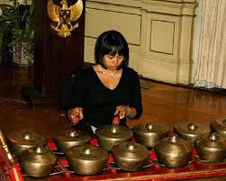 Gambar alat musik harmonis gambar alat musik melodis gitar termasuk alat musik chordofone yaitu harmonis adalah instrumen ritmis jelaskan ciri alat musik harmonis. Hari Musik Nasional Berikut Daftar Alat Musik Tradisional Indonesia Yang Berasal Dari Jawa Tengah Portal Probolinggo