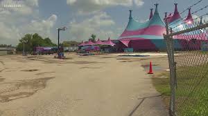 Una bella iniziativa da parte del circo hermanos vazquez, complesso messicano, che mette a disposizione sul suo canale youtube uno dei suoi spettacoli e precisamente lo show della stagione. Circus Opens In North Houston During Pandemic Khou Com