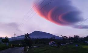 Awan Ini Terjadi Akibat Gelombang Gunung Atau Angin Lapisan Atas Yang Cukup Kuat Dari Suatu Sisi Gunung Kata Kepala Bmkg Stasiun Pemandangan Aneh Pegunungan