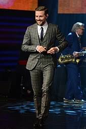 After he won a casting, he started his career as tv host in viva live!, retro charts, and klaas' wochenshow. Klaas Heufer Umlauf Wikipedia
