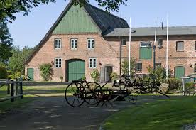 And can also mean at home, e. Das Heimathaus Stadt Tornesch