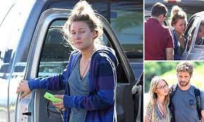 Тайриз гибсон плачет на месте аварии пола уокера (tyrese gibson, paul walker). Paul Walker S Girlfriend Jasmine Pilchard Gosnell Makes Emotional Visit To His Family S Home Daily Mail Online