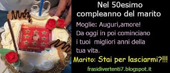 Marito dando fiori moglie all'aperto sorridente. Frasi Divertenti Matrimonio Frasi Divertenti