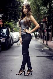Ortaokuldan sonra lise eğitimi için. Hande Sarioglu Hande Sarioglu Turkish Celebrities Turkey Tv Sunucu Actress Natural Sac Rengi Hair Color Street Fashion Sokak Modasi Kac Para Kac Bu