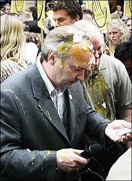 He was a member of parliament and deputy leader of the progress party until he was suspended and left the party in 2001. Kastet Egg Pa Kleppe Vg