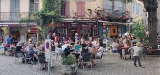 À la confluence de la bonnette et de l'aveyron, le village se niche au pied des majestueuses falaises du roc d'anglars. Cafe De La Halle Saint Antonin Noble Val 9 Place De La Halle Restaurant Bewertungen Telefonnummer Fotos Tripadvisor
