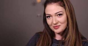 Güldür güldürün oyuncularından meltem yılmazkaya, oyunculuğunun yanı sıra skeçlerde seslendirdiği şarkıları ve sesiyle de gündemdeydi. Danla Bilic Estetik Yaptirmadigini Soyleyince Alay Konusu Oldu Haberler Magazin Haberler Com