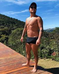 Thammy Miranda posta foto de sunga e deixa internautas curiosos com volume