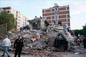 İzmir'in bayraklı ve bornova ilçelerinde çok sayıda bina yıkıldı. Izmir De Deprem Anadolu Ajansi