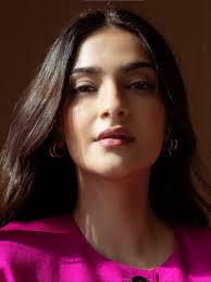 Sonam Kapoor is going to be a mother for the second time😍 Flaunted baby  bump in a stylish look #sonamkapoorahuja #AnandAhuja #fashion #pregnancy  #bollywood