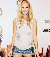 Carrie Underwood Love The Outit The Hair Girl Is Gorgeous Carrie Underwood Hair Concert Hairstyles Simple Outfits