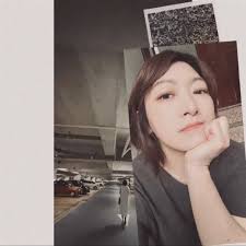 懷念穿長袖襯衫上班，應該沒有人會注意到長榮空少現在只能穿短袖服勤^_^ 今天是國際空服日，祝願大家飛行平安