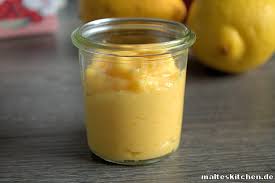 And to be honest this lemon curd is certainly not too acidic, as the sugar and the eggs remove quite a bit of that tang. Lemon Curd Zitronencreme