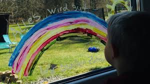 Überall in deutschland malen kinder gerade regenbogen an die türen/fenster, um anderen kindern bei spaziergängen zu zeigen, dass auch sie zu hause bleiben müssen. Gegen Corona Tristesse Kinder Malen Bunte Regenbogen Bilder Furs Fenster Wenden