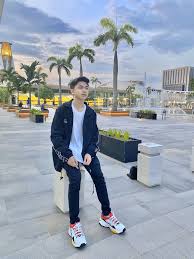 Semua cowok ingin terlihat ganteng, tapi punya hidung mancung, rahang persegi, dan rambut yang keren gak cukup untuk bikin kamu disebut ganteng. Pin Oleh Nat Di Tengku Potret Diri Selebritas Orang